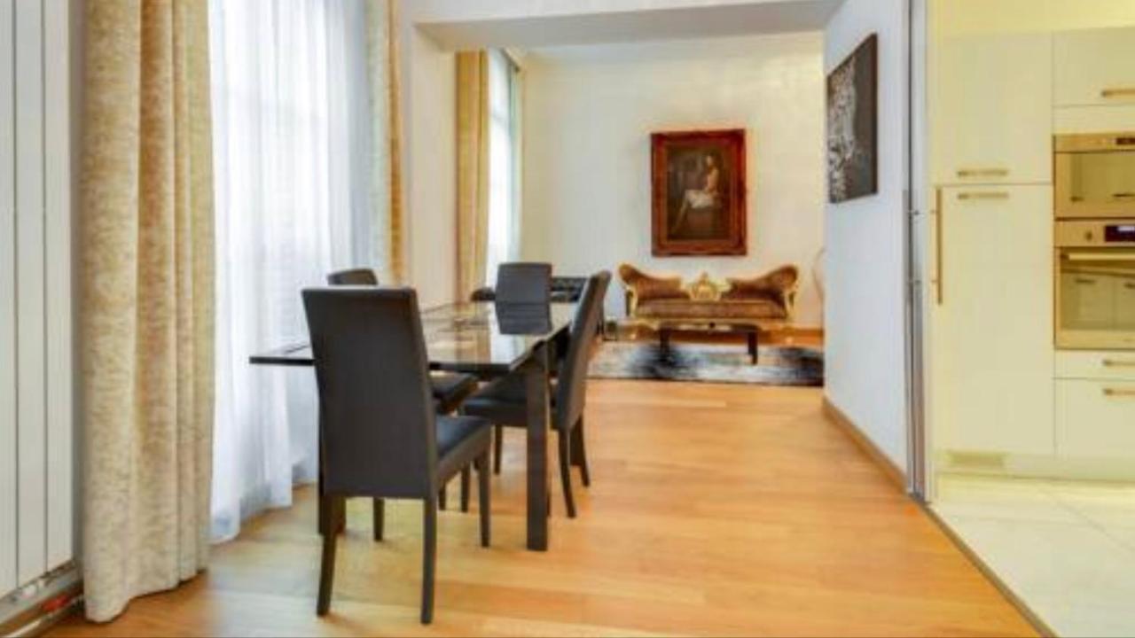 21a Marechal Foch Avenue Champs-elysees Parigi