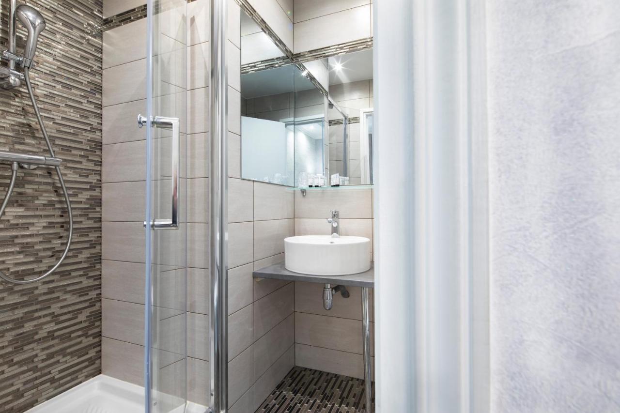 De Genève 3*