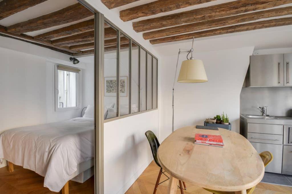 Cosy & Bright Under The Beams On Place Dauphine Id 319 Appartamento Parigi