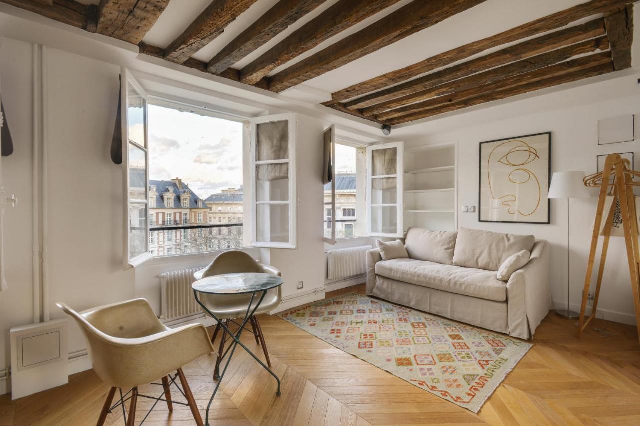 Cosy & Bright Under The Beams On Place Dauphine Id 319 * Parigi