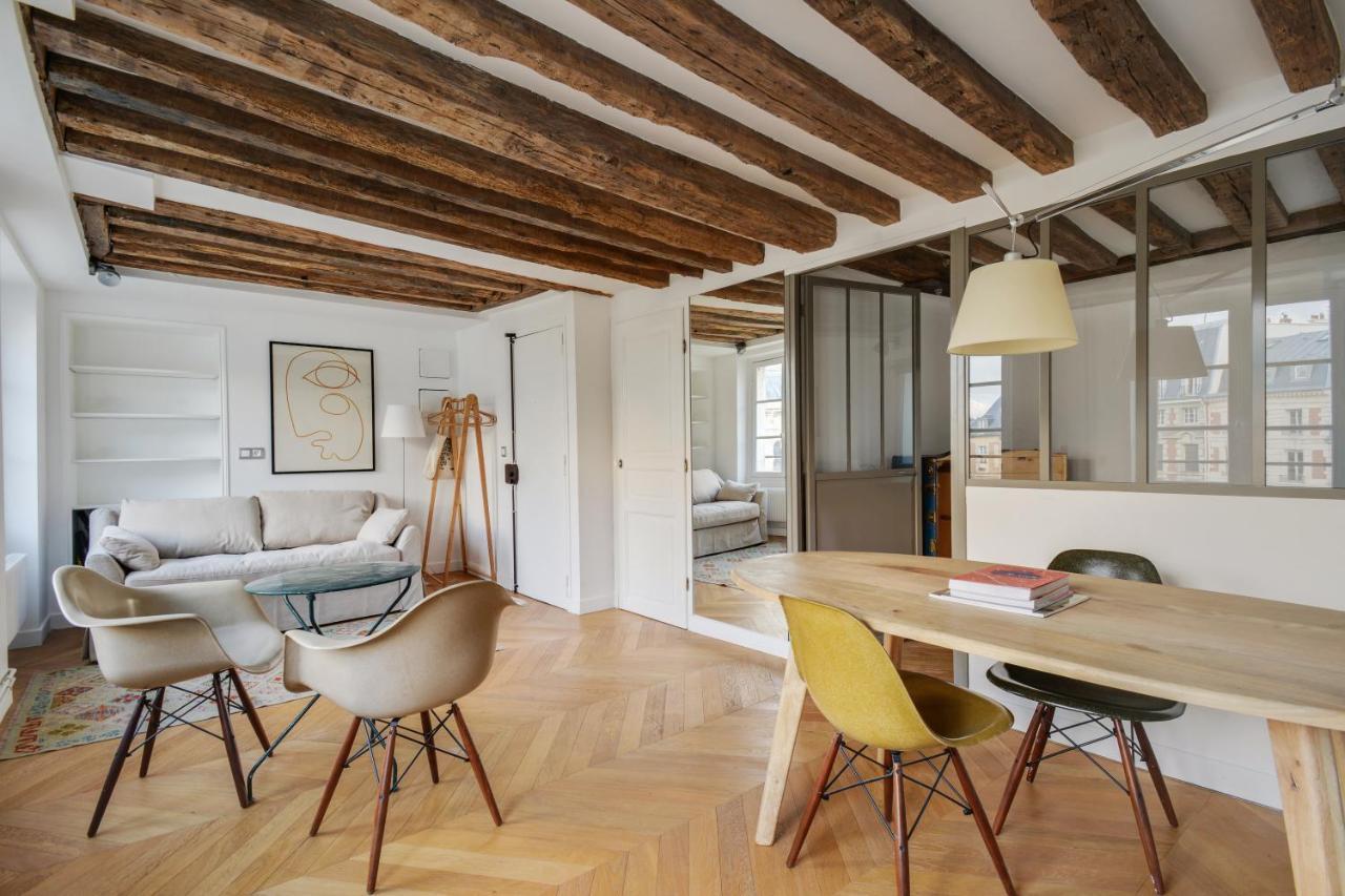 Cosy & Bright Under The Beams On Place Dauphine Id 319 Appartamento Parigi