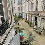Au Bas De Montmartre !