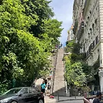 Au Bas De Montmartre !