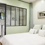 T2 With Wifi Near Montmartre