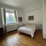 Luxurious 2 Bedroom Apartment, Located In Avenue George V