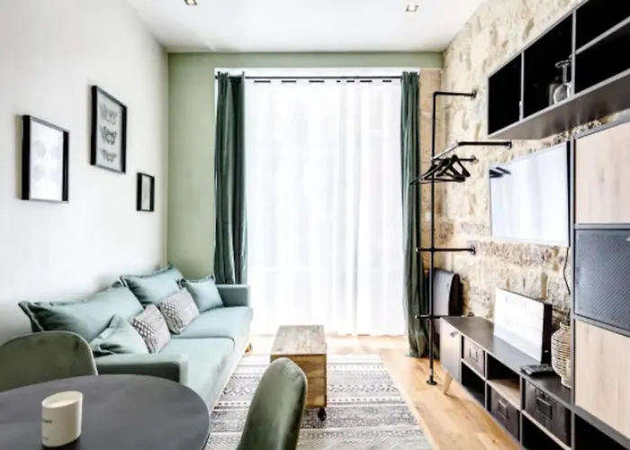 T2 With Wifi Near Montmartre