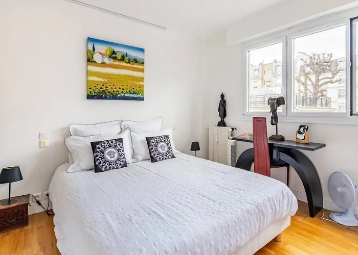 Private Bedrooms Near Eiffel Tower