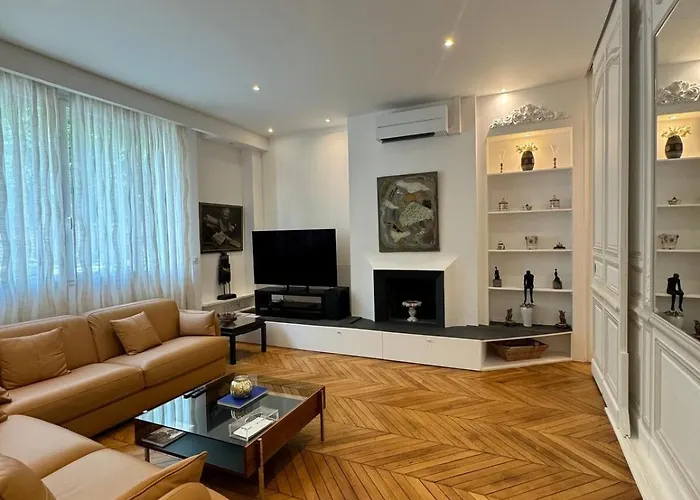 Luxurious 2 Bedroom Apartment, Located In Avenue George V