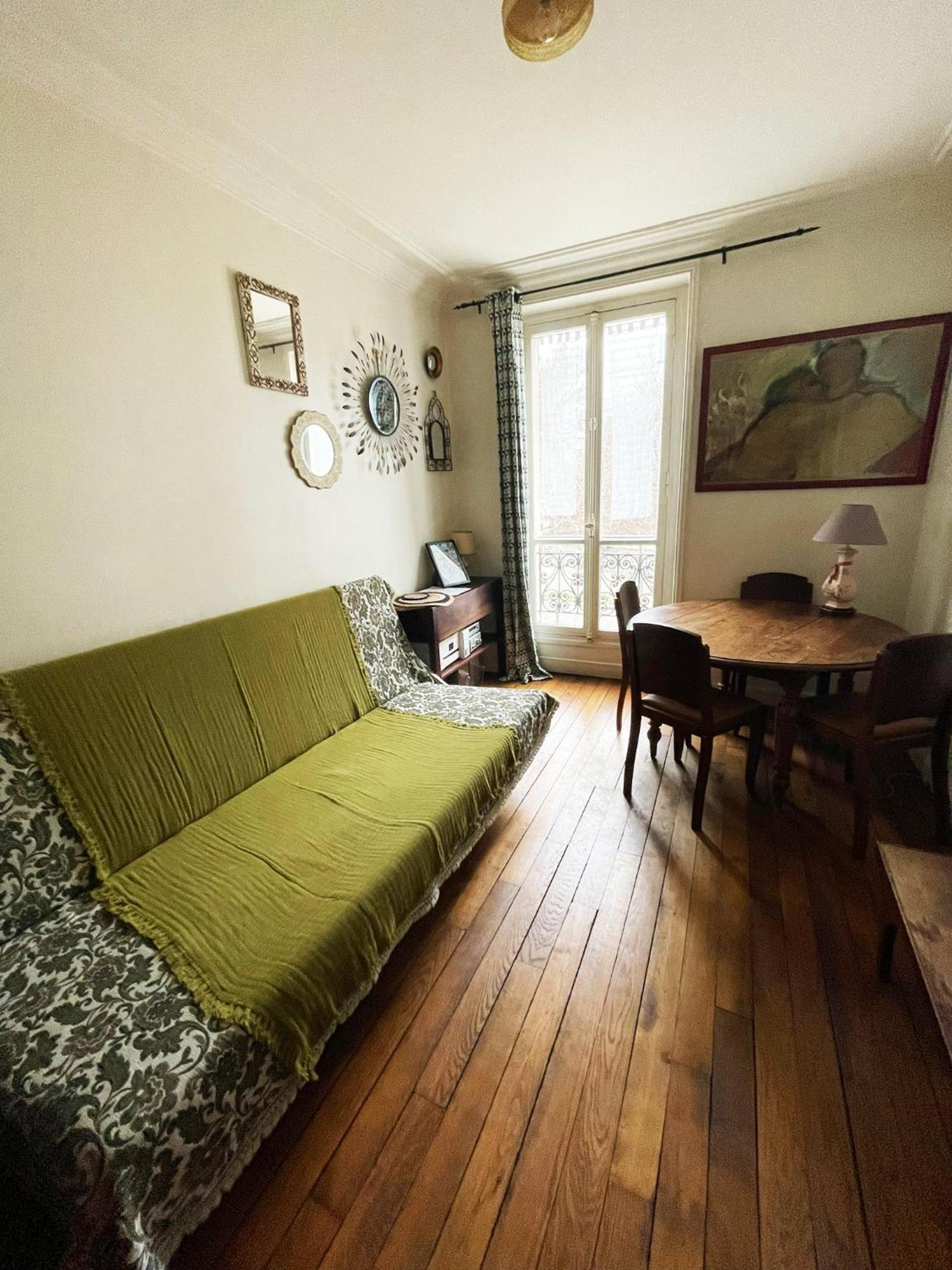Apartment Flat In Montmartre/abbesses Paris