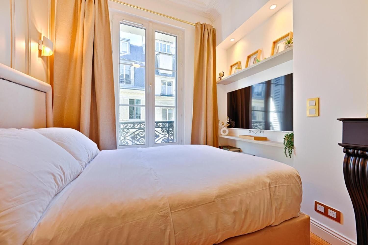 Emerald Apartment *