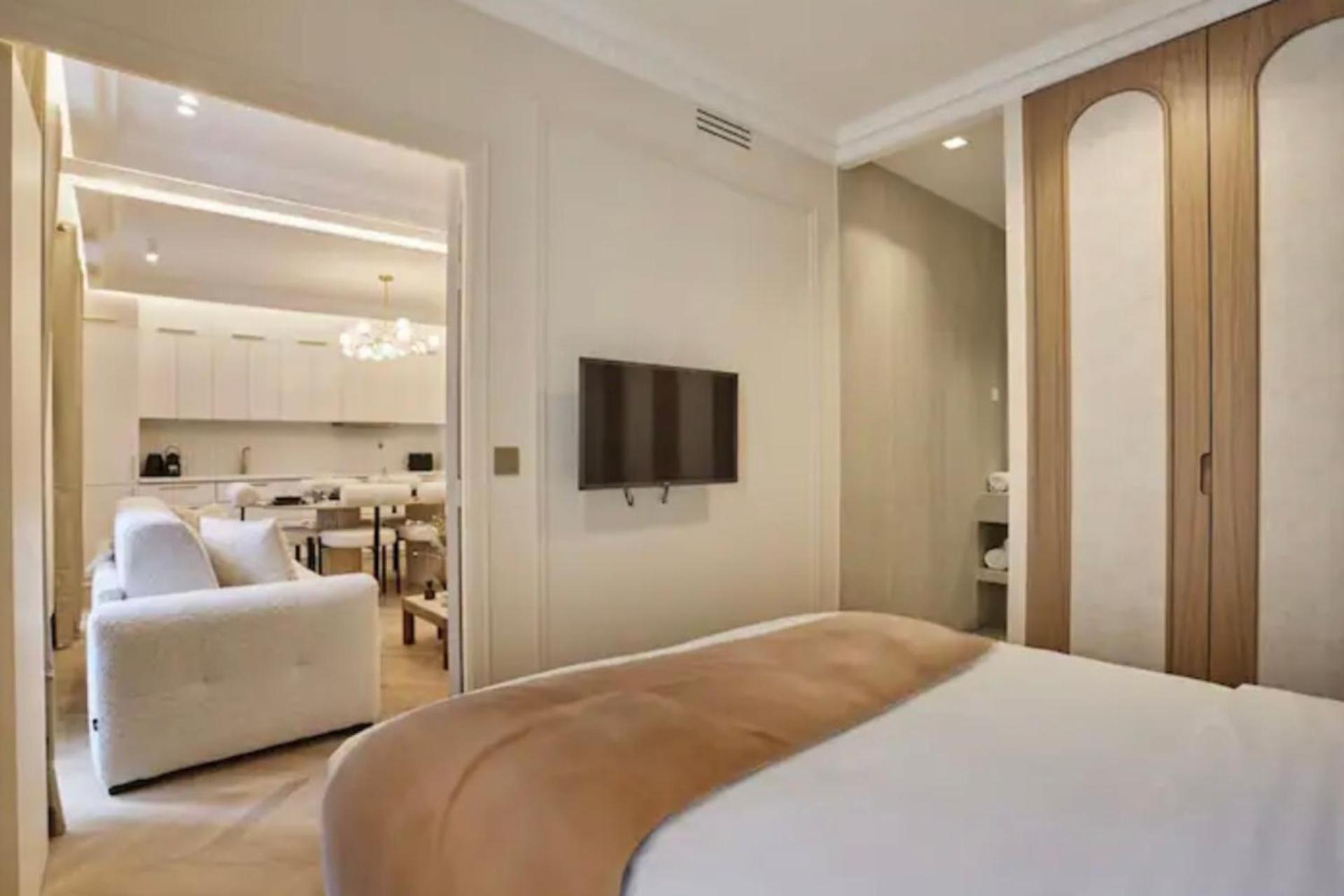 Luxurious Parigi