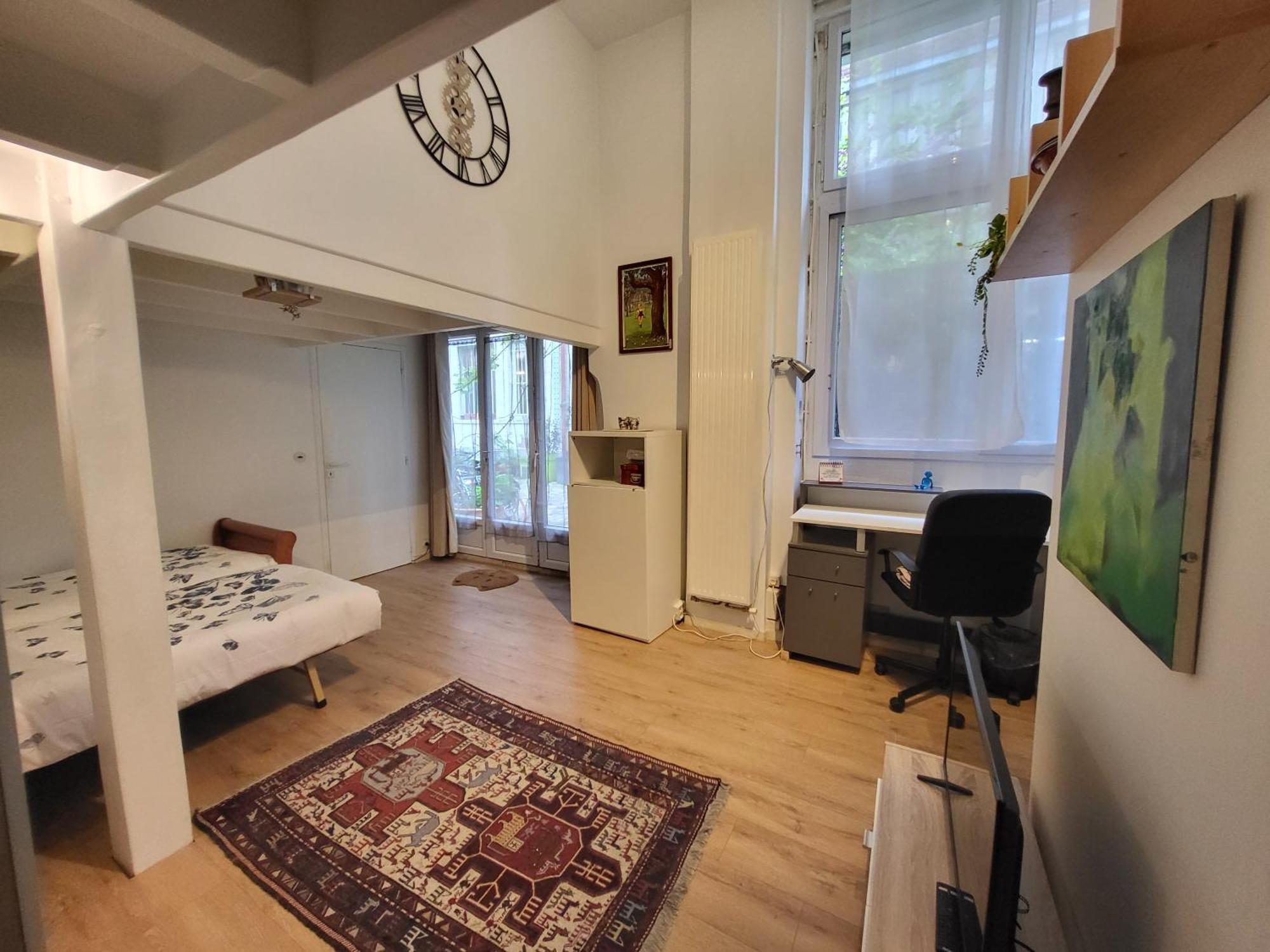 Independante Sur Cours A Bed & Breakfast Parigi