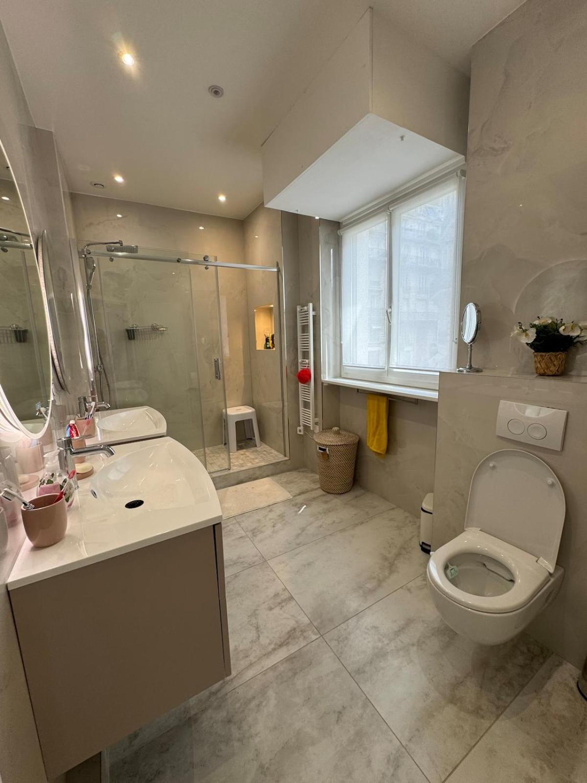 Luxurious 2 Bedroom Apartment, Located In Avenue George V * Paris