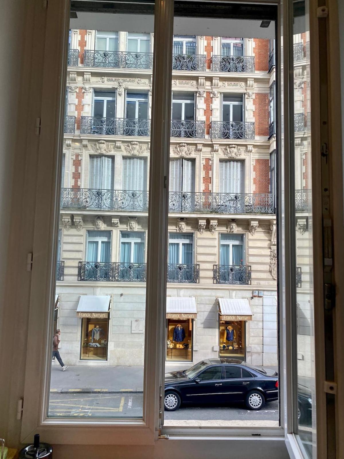 Luxurious 2 Bedroom Apartment, Located In Avenue George V Paris