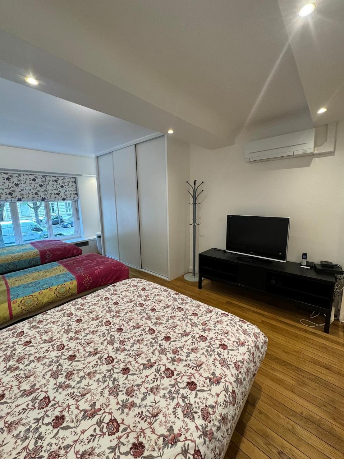 Luxurious 2 Bedroom Apartment, Located In Avenue George V * Paris