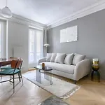 Unique Luxury Parisian flat 2BR/6P -Champs Elysées