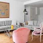Spacious Cocoon 2 Steps From The Eiffel Tower
