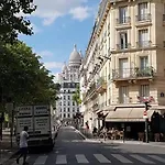 Aux Pieds De Montmartre
