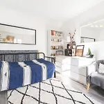 Beautiful And Bright Studio Near Belleville