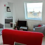 Charming 2 Rooms In Front Of The Square Montholon