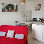 Charming 2 Rooms In Front Of The Square Montholon