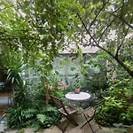 Une Chambre A Paris 20Eme Avec Un Petit Jardin