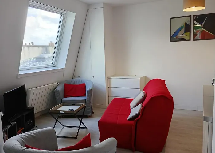 Charming 2 Rooms In Front Of The Square Montholon