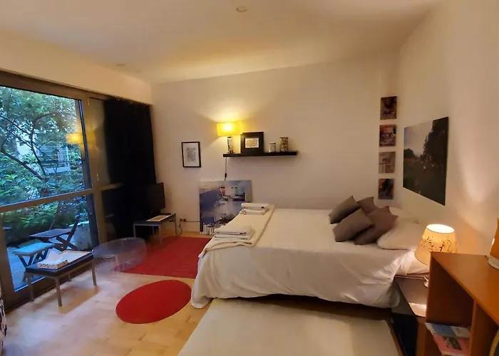 Une Chambre A Paris 20Eme Avec Un Petit Jardin