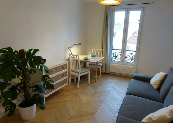 Sunny And Quiet Apartment