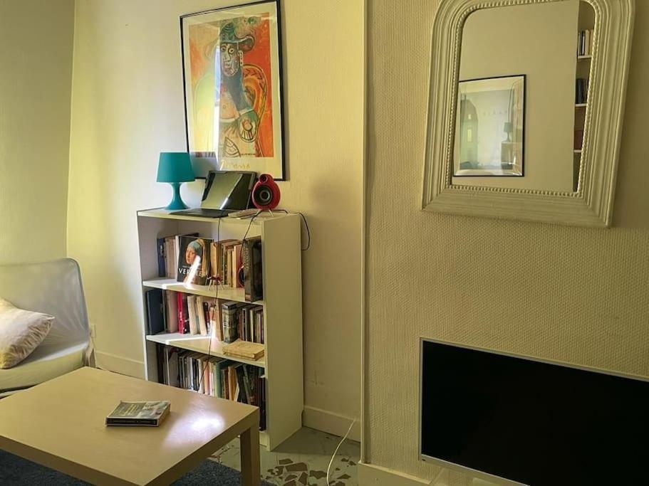 Apartment Charmant Studio Sous Les Toits De Paris