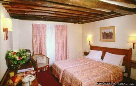 Royal Opera Hotel 3*