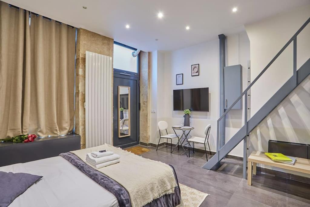 Apartment Center Of Montmartre By Prestige Paris