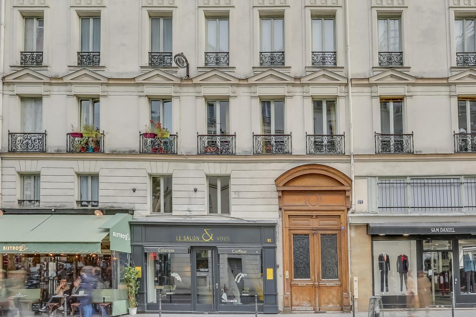 130 Olivia - Superb In Paris. Parigi