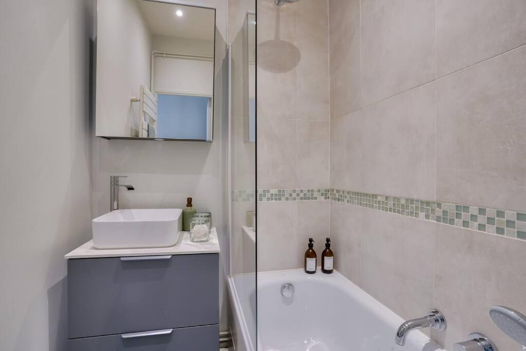 Superb 1 Bed Flat 5min Walk From The Louvre *