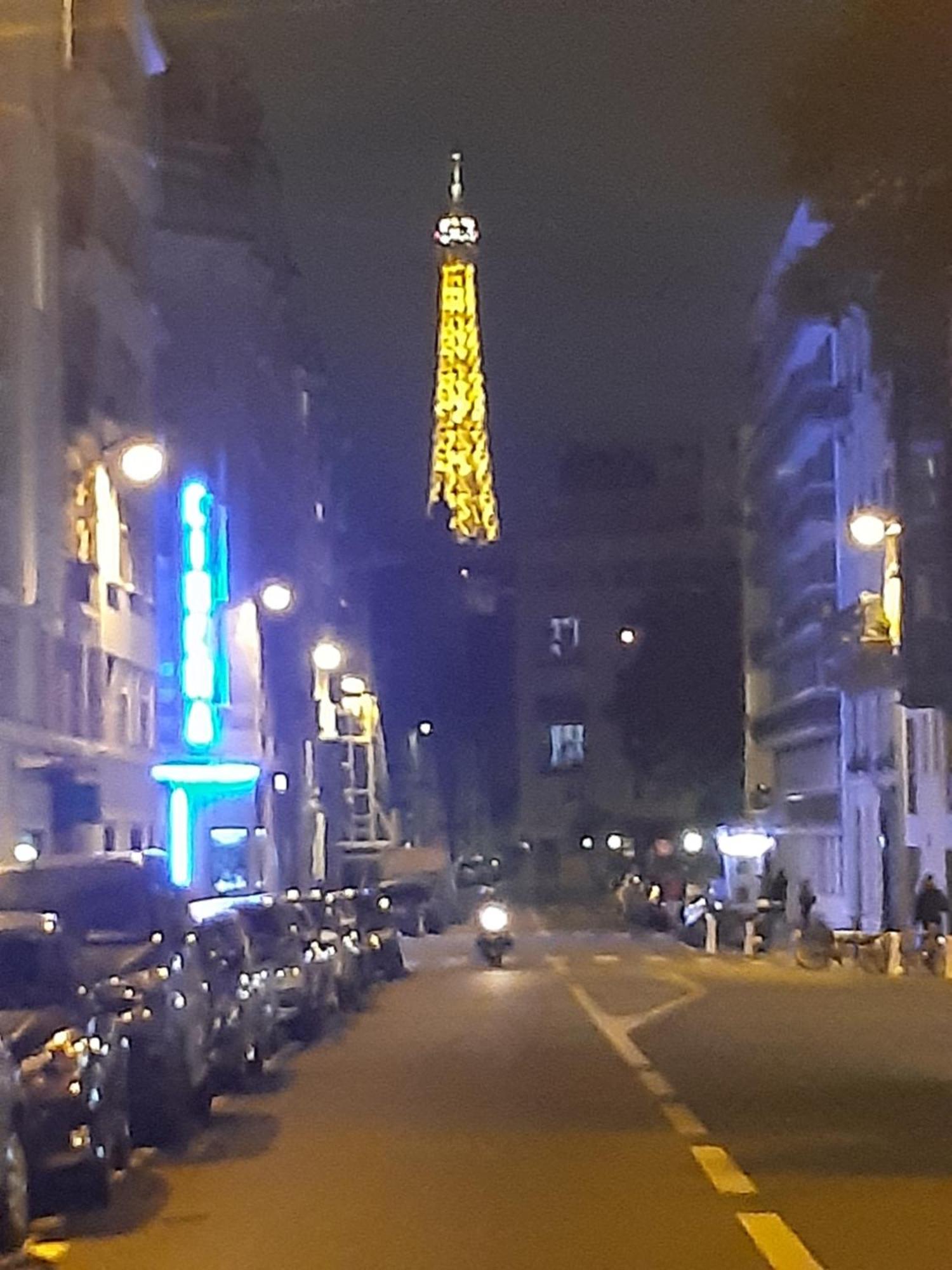 Pres De Tour Eiffel * Paris