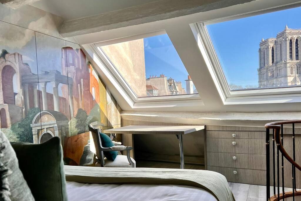 Rooftop Triplex With Garden At Notre Dame *