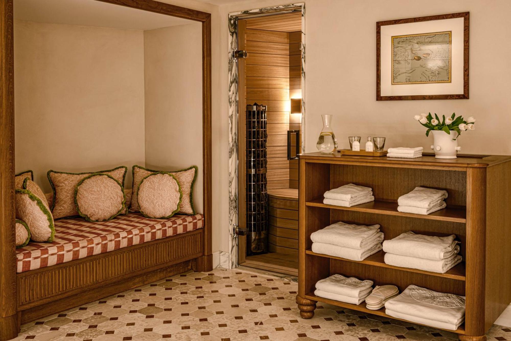Saint James Hotel 5*