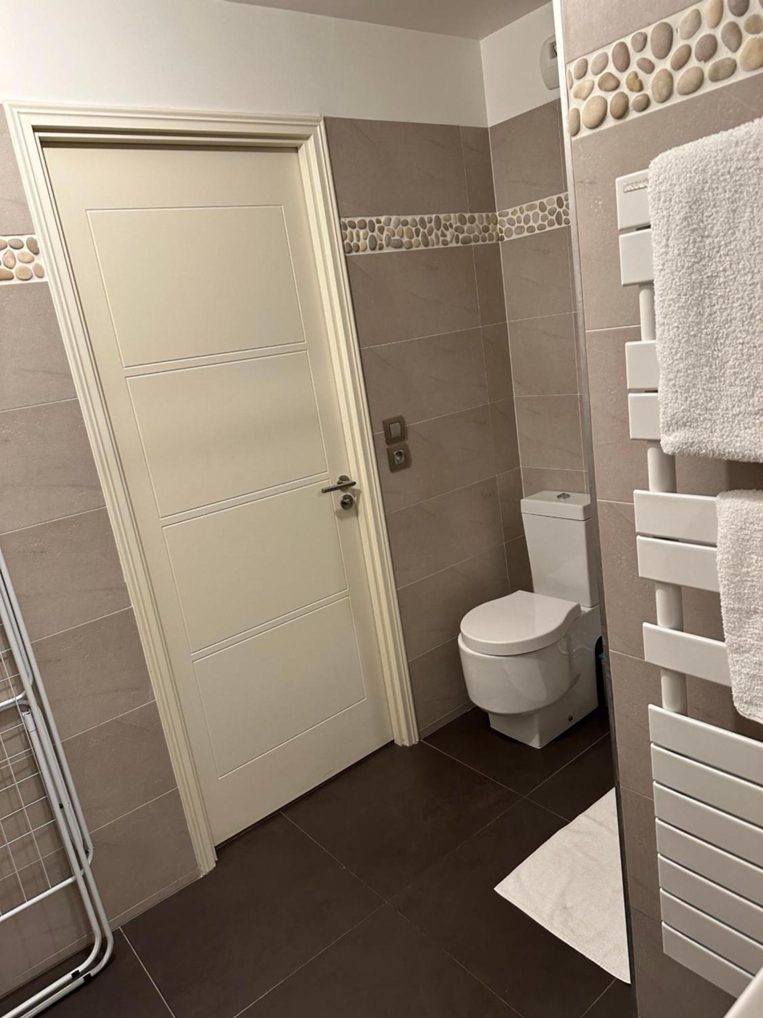Apartment New Upscale 1 Bedroom Paris