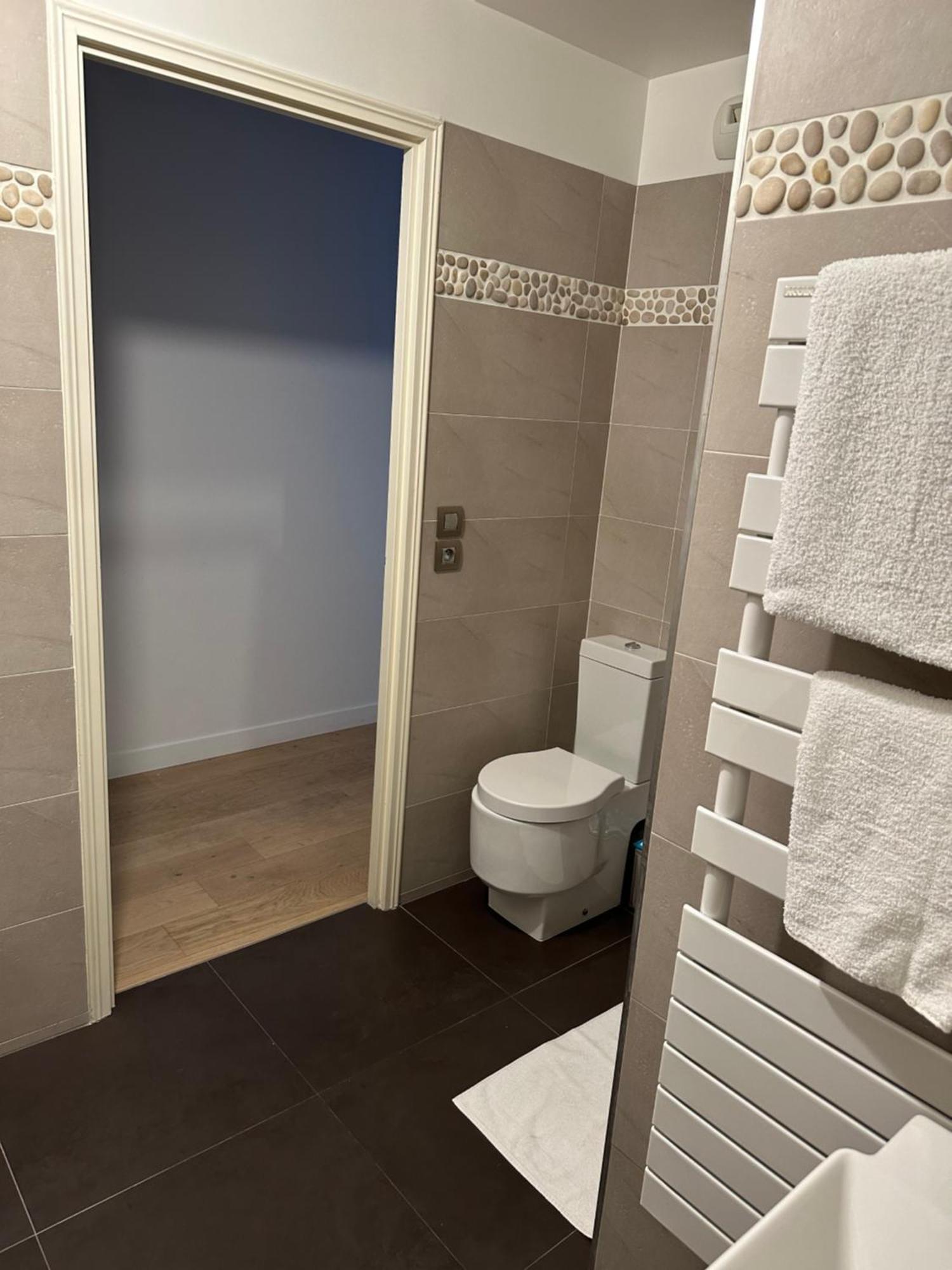 New Upscale 1 Bedroom Paris