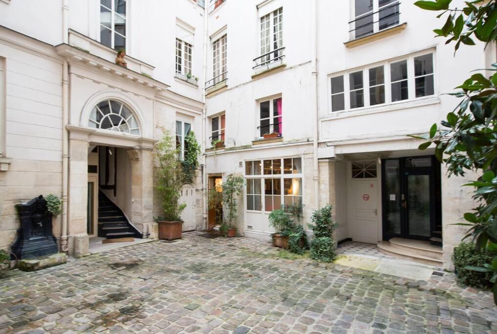 Charming Rue St Andre Des Arts Apartment Paris