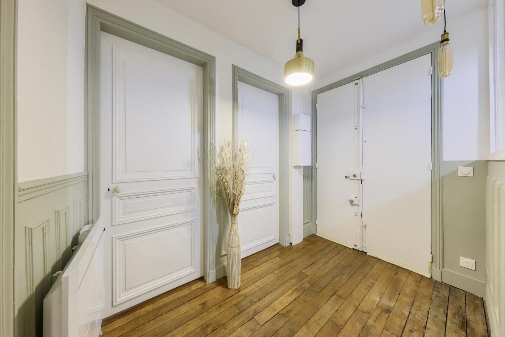 Chic And Spacious Flat In Montmartre
