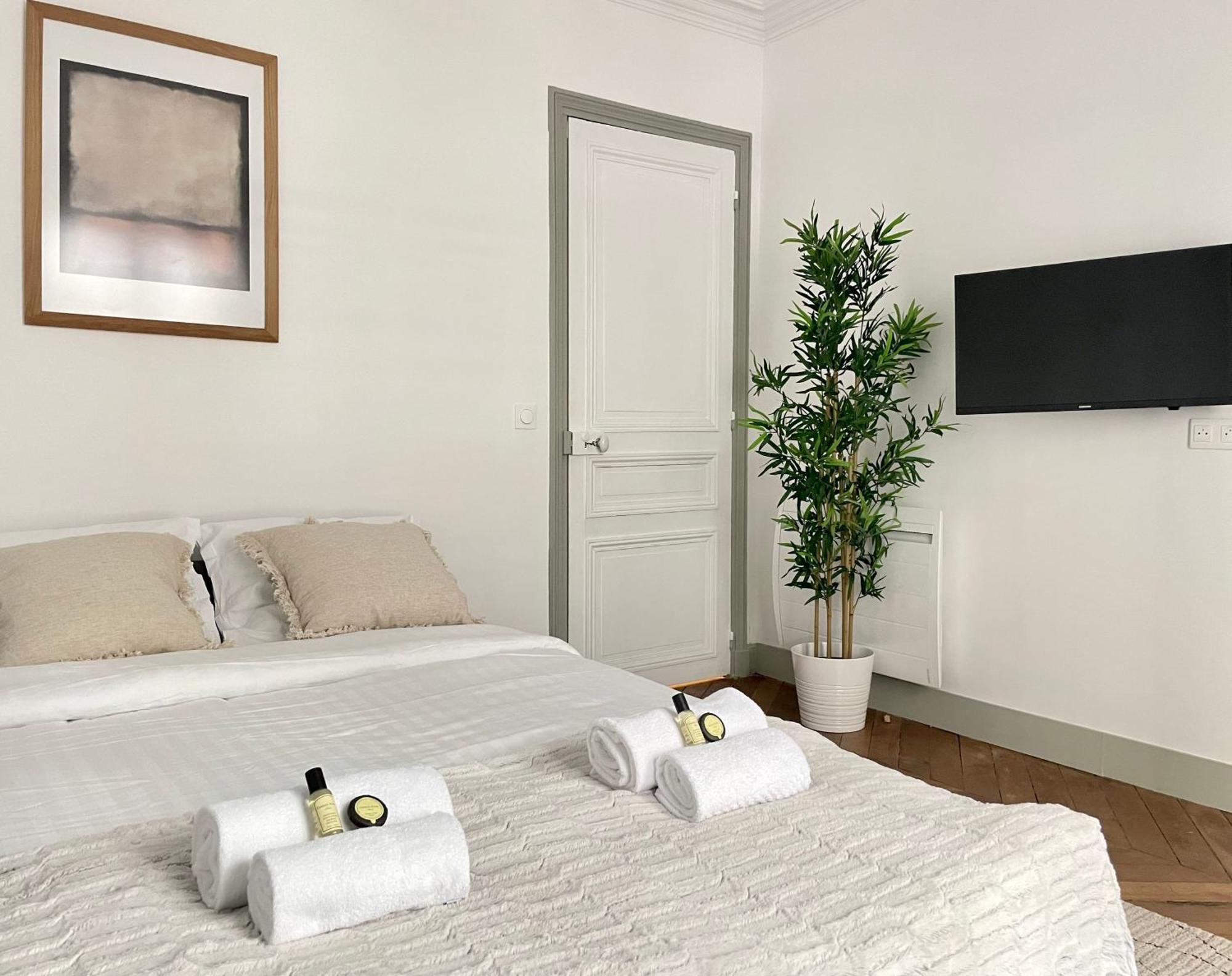 Chic And Spacious Flat In Montmartre Appartamento Parigi