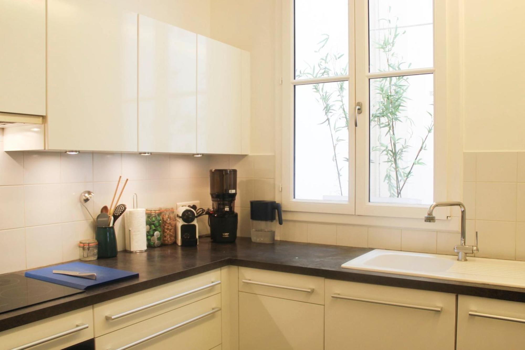 Charming 2-bedroom In The 16 Appartamento