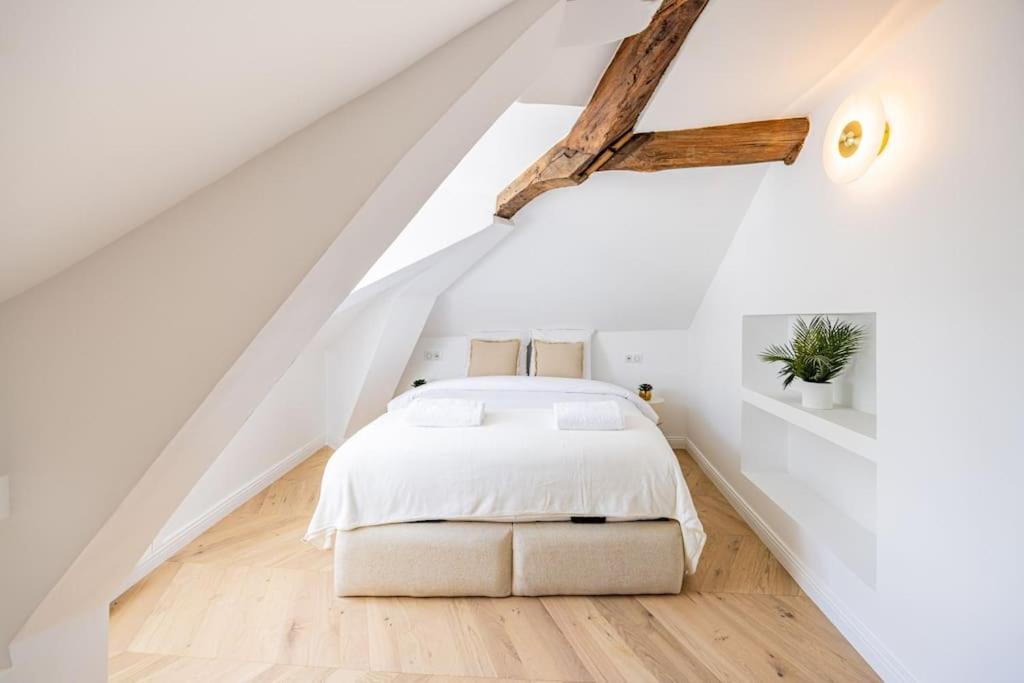 3 Bedrooms Sacree Coeur Place Du Tertre Montmartre Apartment Paris
