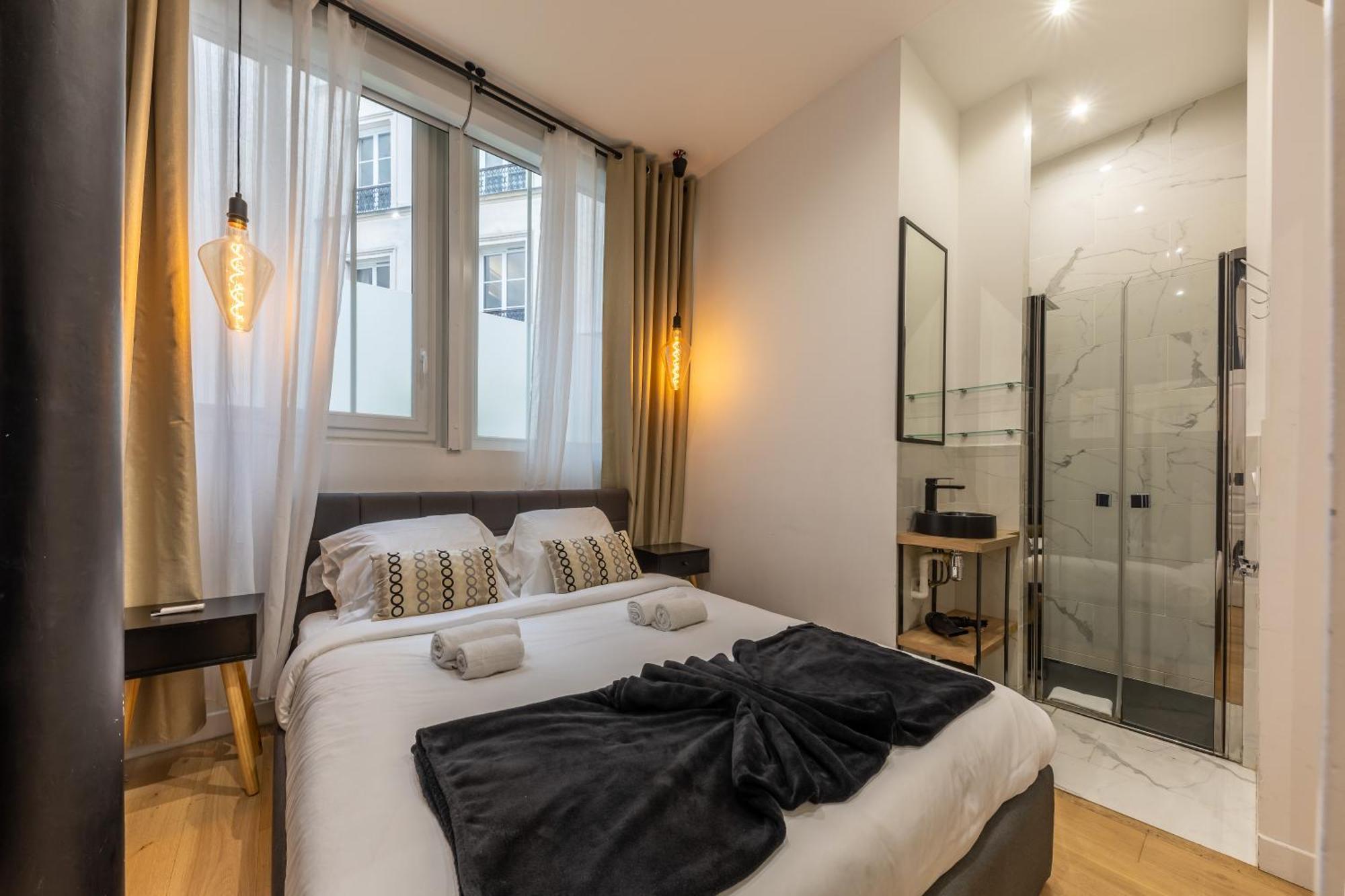Off Majesti In Montmartre - Rue Pierre Fontaine *