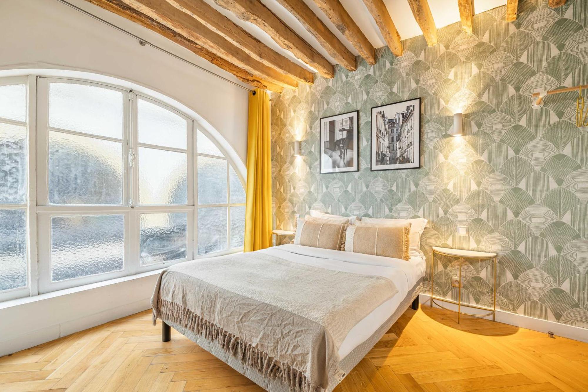 Superb Historical Next To Louvre And Opera