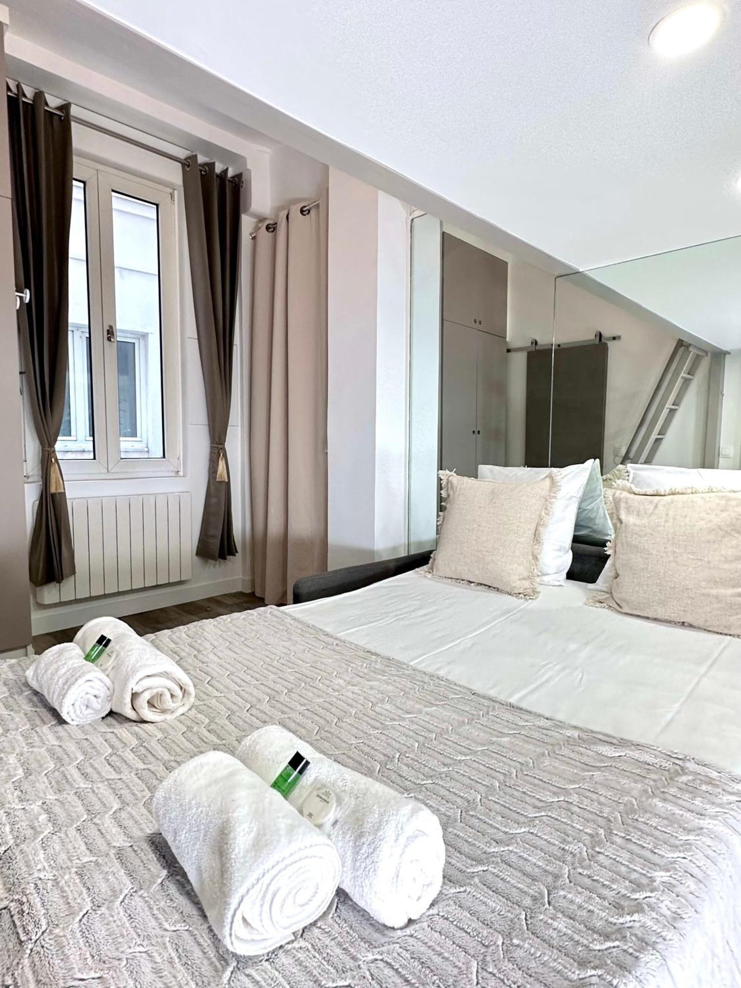 Stylish Steps From Le Marais Appartamento Parigi