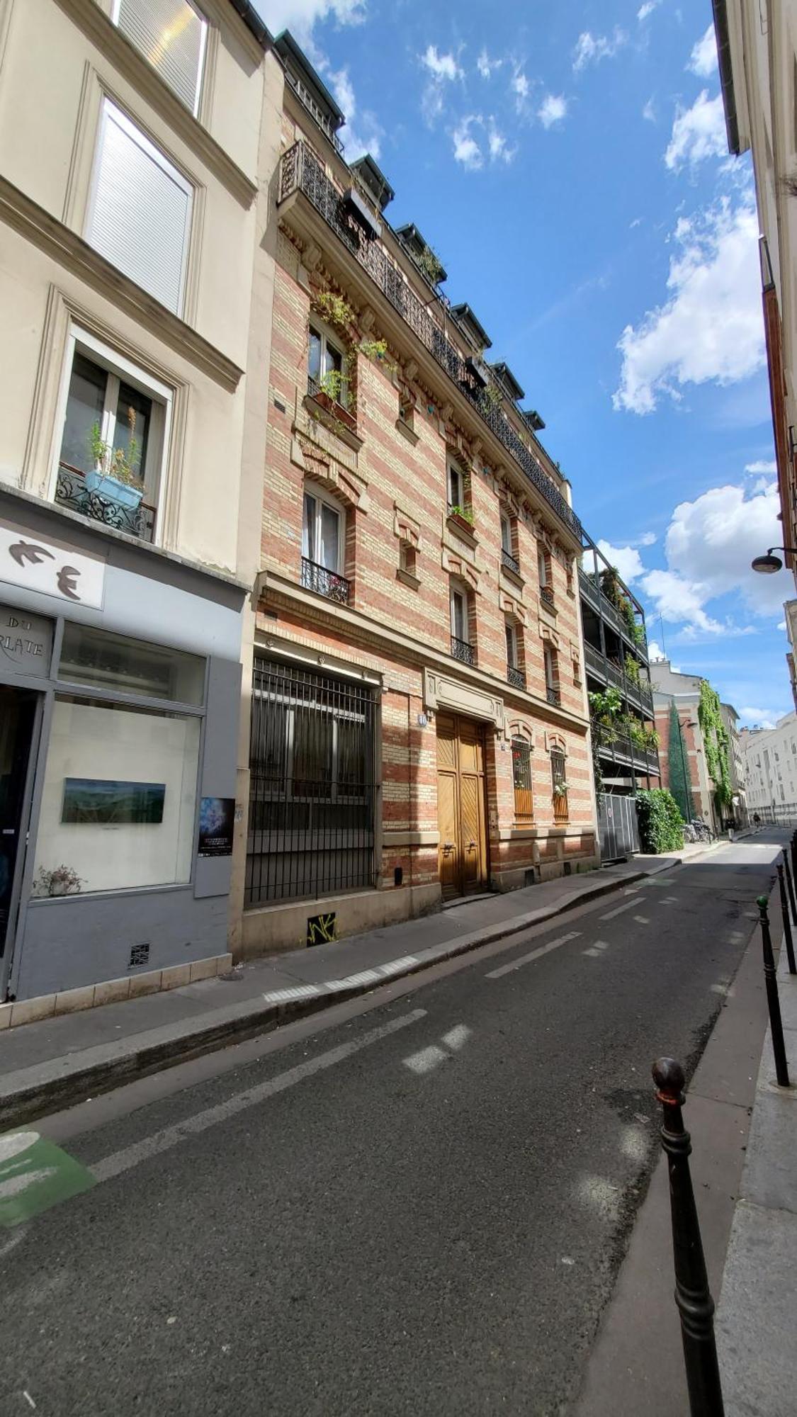 A 20eme Avec Un Petit Jardin * Parigi