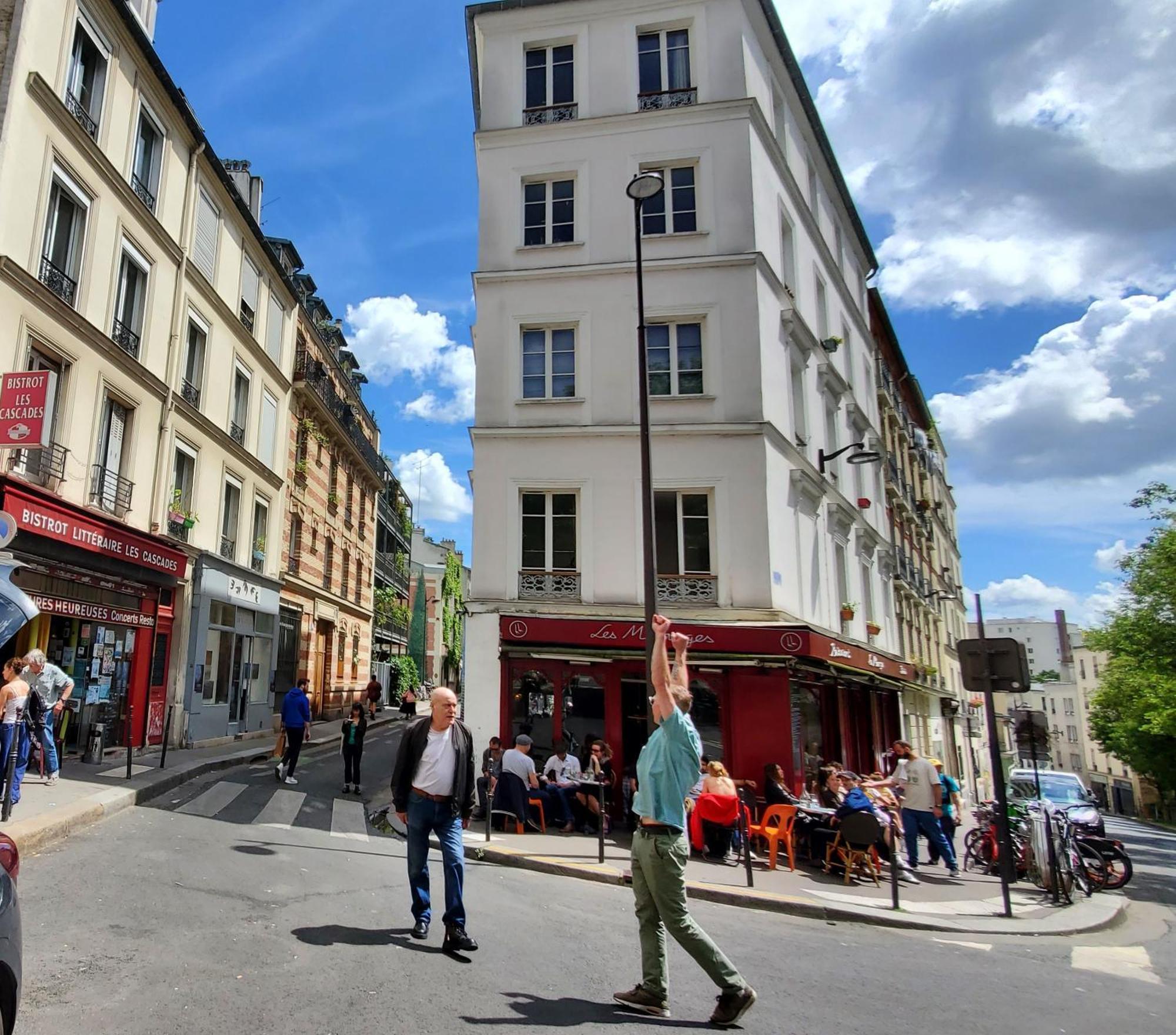 A 20eme Avec Un Petit Jardin Parigi