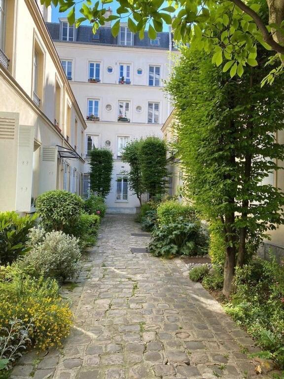 Quiet In Center Parigi